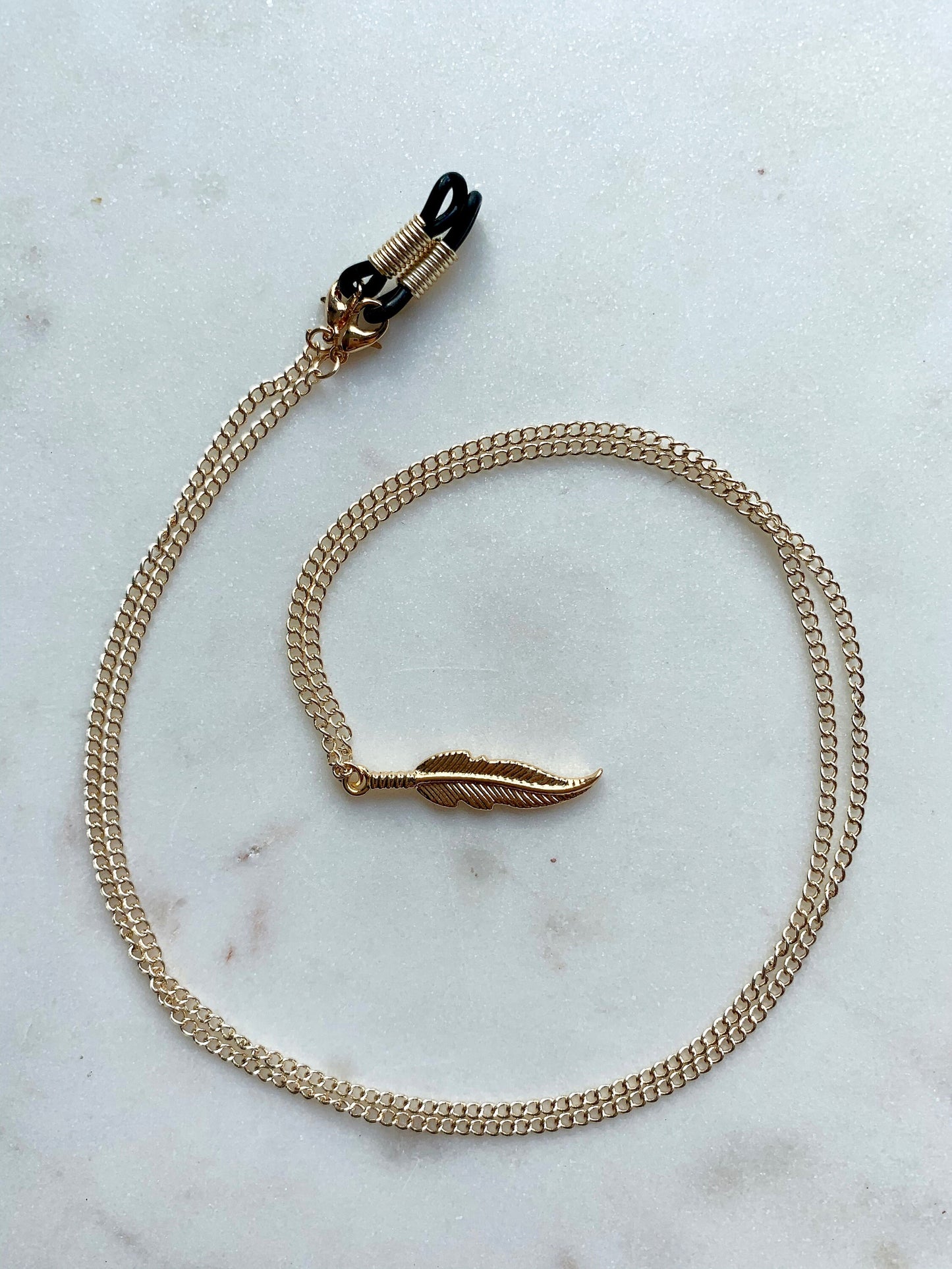 Zierliche goldene Brillenkette mit Feder Anhaenger
