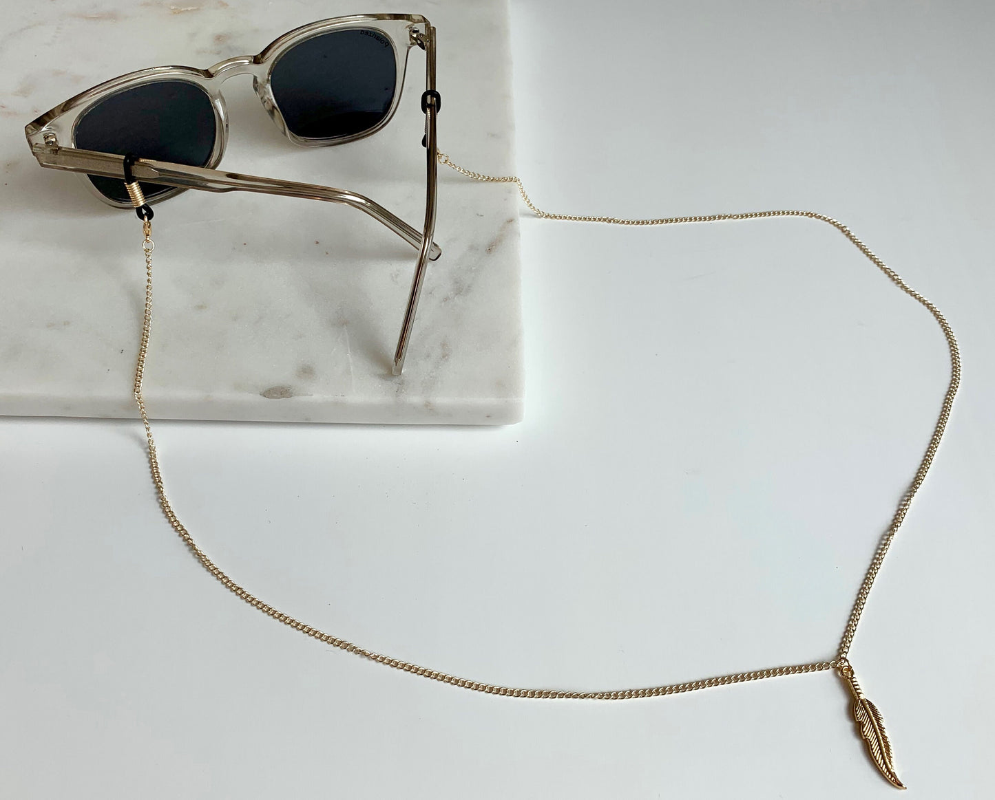 Zierliche goldene Brillenkette mit Feder Anhaenger
