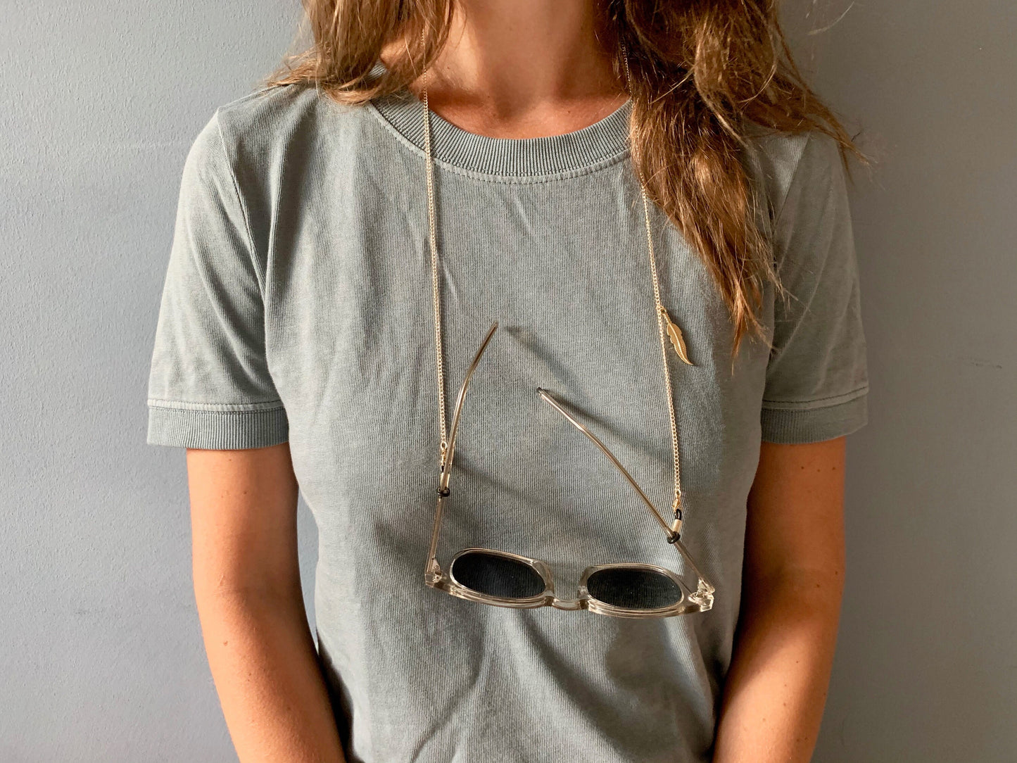 Zierliche goldene Brillenkette mit Feder Anhaenger