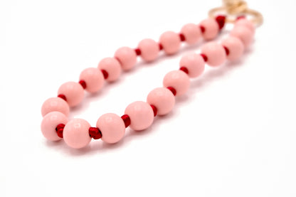Schlüsselanhänger aus Holzperlen mit Karabiner Rosa/Rot