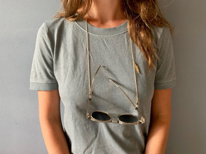 Zierliche goldene Brillenkette mit Feder Anhaenger